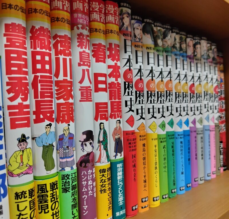 豊臣秀吉、織田信長、德川家康、新島八重、春日局、坂本龍馬などの日本の伝記、日本の歴史の本がずらりと並んでいる画像