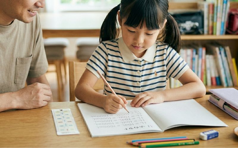 1ℓ=10㎗=1000㎖。とノートに書きながら「たんい」を覚える練習を反復している様子。