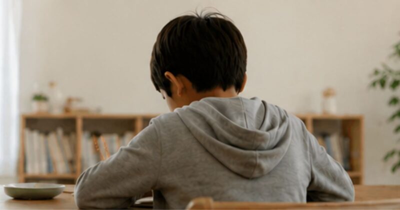 リビングで静かに勉強へ向かう子どもの後ろ姿