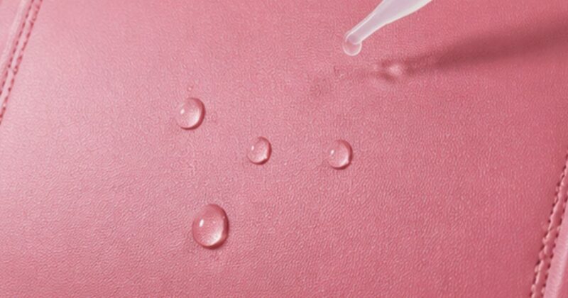 ランドセルの皮サンプルに、水滴を垂らして撥水具合を試している画像