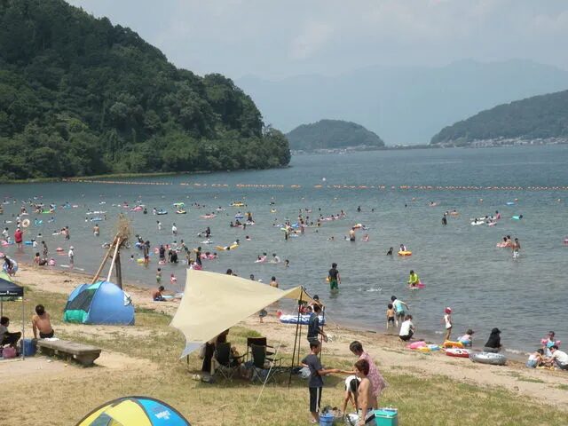 琵琶湖。湖水浴を楽しむ人々の風景。
